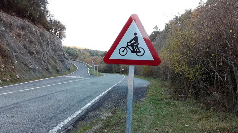 Una de las señales colocadas para advertir de la presencia de ciclistas