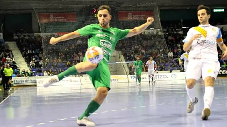 Rafa Usín en acción ante el Catgas Energía. Lnfs.