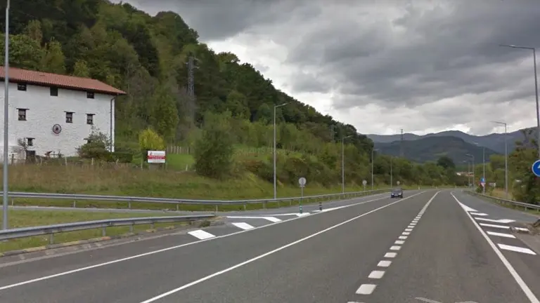 Tramo de la carretera nacional N121A a su paso por el término municipal de Oieregi
