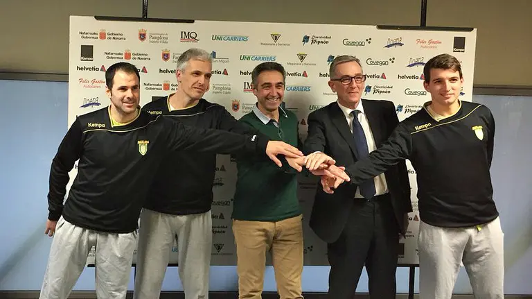 Firma del acuerdo con Helvetia Anaitasuna. Twitter IMQ Navarra.