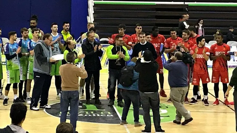 Homenaje a David Mangas antes del partido. Twitter Óbila Basket.