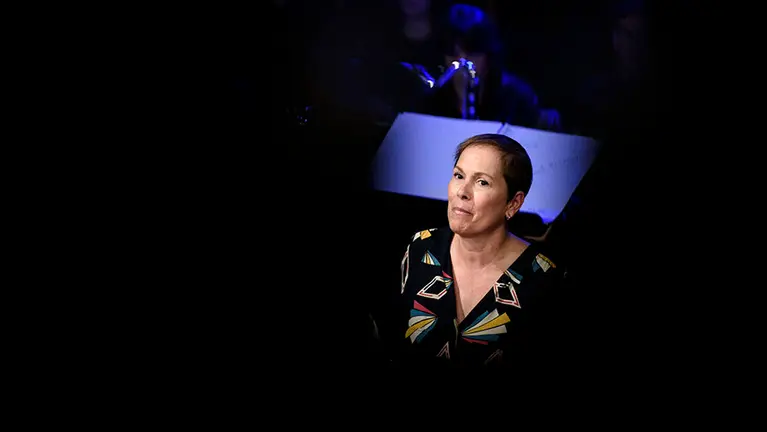 La presidenta Uxue Barkos asiste a la recepción oficial de autoridades en el Ayuntamiento de Zizur Mayor con motivo del XXV aniversario de su constitución. MIGUEL OSÉS_7