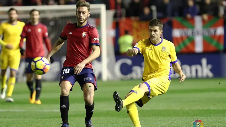 Osasuna se enfrenta al Alcorcón en el Sadar durante  la 15 jornada de LaLiga LALIGA123 6
