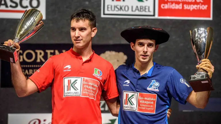 GRAF2095.BILBAO, 19/11/2017.- Jokin Altuna, 'Altuna III' (d) celebra el triunfo del campeonato del Cuatro y Medio en el que se ha impuesto al vizcaíno Mikel Urrutikoetxea (i) por la mínima, 21-22, en el Frontón Bizkaia de Bilbao . EFE/JAVIER ZORRILLA.