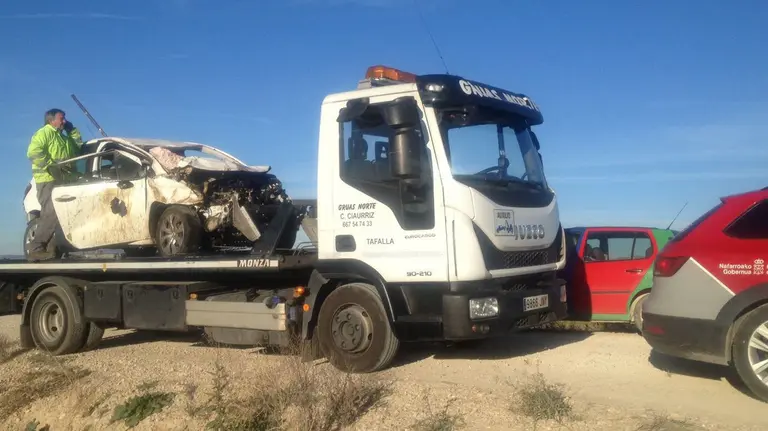 Imagen del coche accidentado en Mendigorría POLICÍA FORAL
