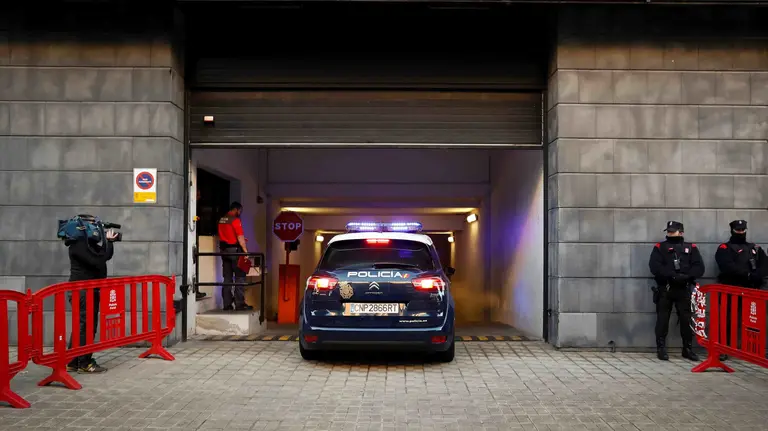 Llegada al Palacio de Justicia de Navarra del coche de la Policía Nacional donde se traslada a uno de los cinco sevillanos acusados de una supuesta violación de una joven de 18 años en los Sanfermines de 2016. EFE/Villar López