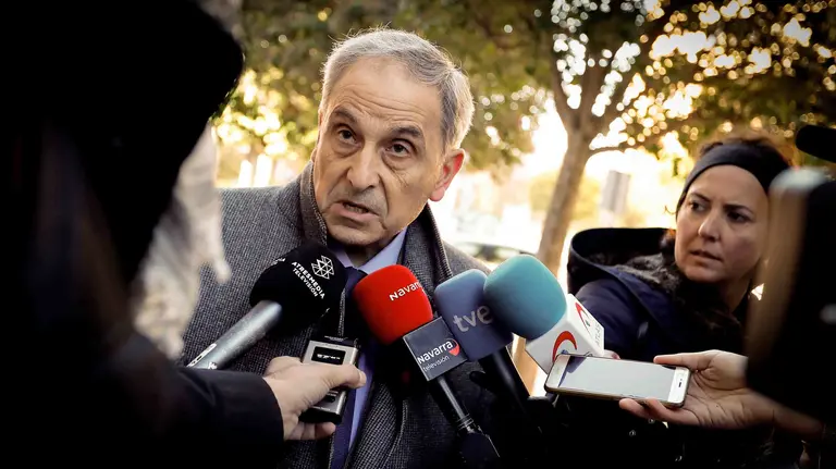 Carlos Bacaicoa, abogado de la víctima de la presunta violación grupal de Sanfermines, atiende a los periodistas a su llegada al Palacio de Justicia de Navarra. EFE/Villar López