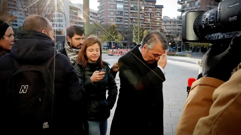 Agustín Martínez Becerra, abogado de tres de los cinco acusados por la presunta violación de Sanfermines, a su llegada al Palacio de Justicia de Navarra. EFE/Villar López