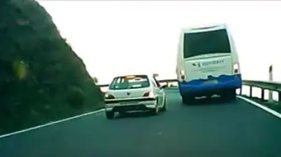 El peligroso adelantamiento de un coche a un autobús escolar.