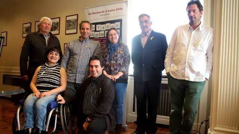 Gotzone Mariñelarena, presidenta de ANPHEB, con otros miembros de la asociación.