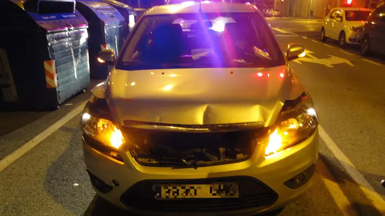 El estado en el que quedó el coche en el que viajaba la conductora de 24 años que ha triplicado la tasa de alcohol. POLICÍA MUNICIPAL DE PAMPLONA