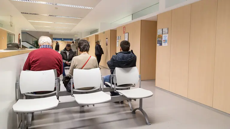 Miembros de la comisión de salud del Parlamento de Navarra se vacunan contra la gripe para animar a los colectivos de riesgo a hacerlo (02). IÑIGO ALZUGARAY