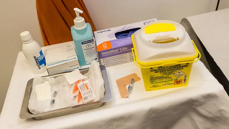 Miembros de la comisión de salud del Parlamento de Navarra se vacunan contra la gripe para animar a los colectivos de riesgo a hacerlo (24). IÑIGO ALZUGARAY