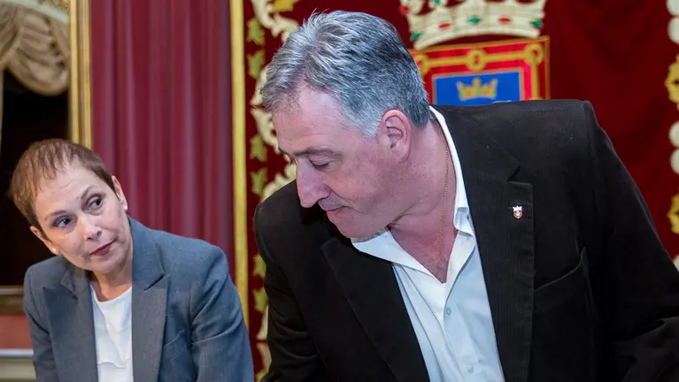 La presidenta de Navarra, Uxue Barkos, y el alcalde de Pamplona, Joseba Asiron, firman un convenio para la gestión de la Biblioteca Pública del Casco Viejo-San Francisco.(4). IÑIGO ALZUGARAY