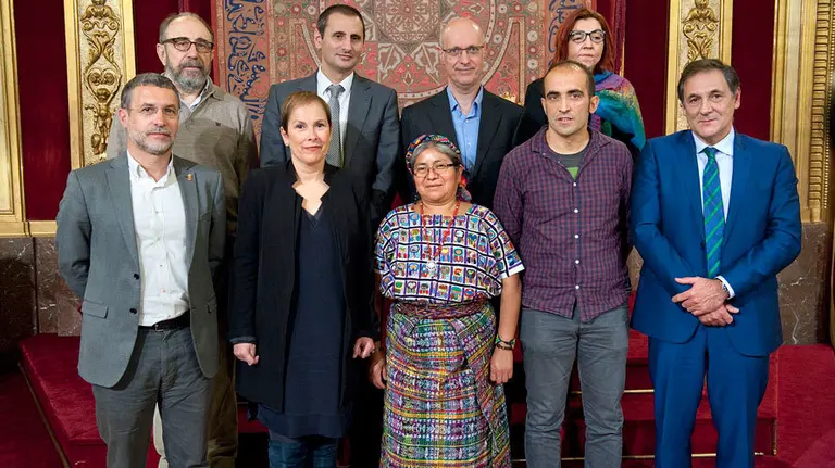 La galardonada posa con los miembros del jurado. GOBIERNO DE NAVARRA