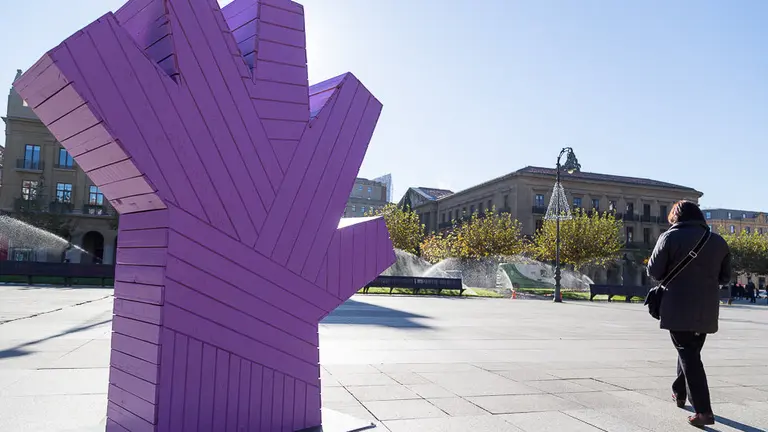 La Plaza del Castillo decorado con manos moradas con motivo del próximo Día Internacional contra la Violencia hacia las Mujeres (04). IÑIGO ALZUGARAY