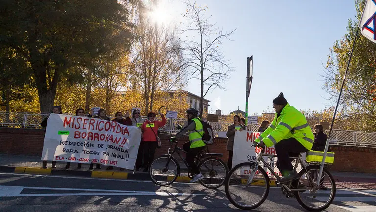 Caravana de coches de los sindicatos de los trabajadores de la Casa de la Misericordia para reclamar un convenio justo (17). IÑIGO ALZUGARAY