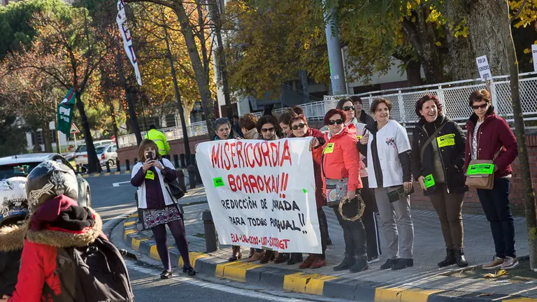 Caravana de coches de los sindicatos de los trabajadores de la Casa de la Misericordia para reclamar un convenio justo (28). IÑIGO ALZUGARAY