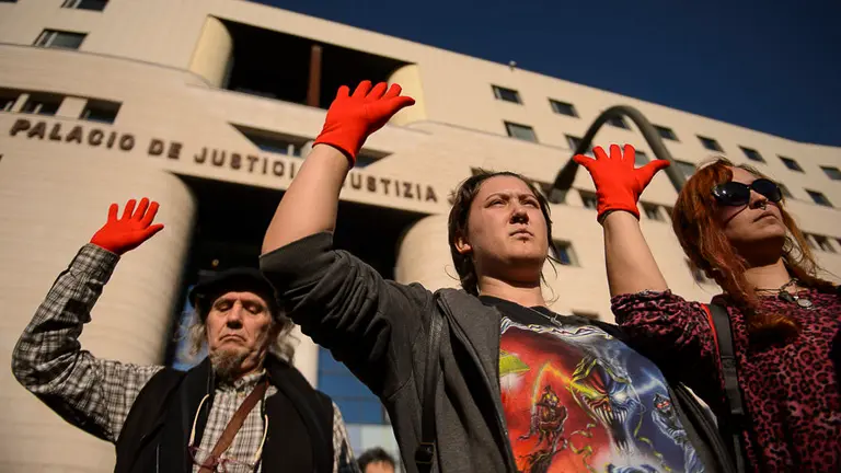 Concentración a la puerta de los Juzgados por el juicio a La Manada. PABLO LASAOSA04