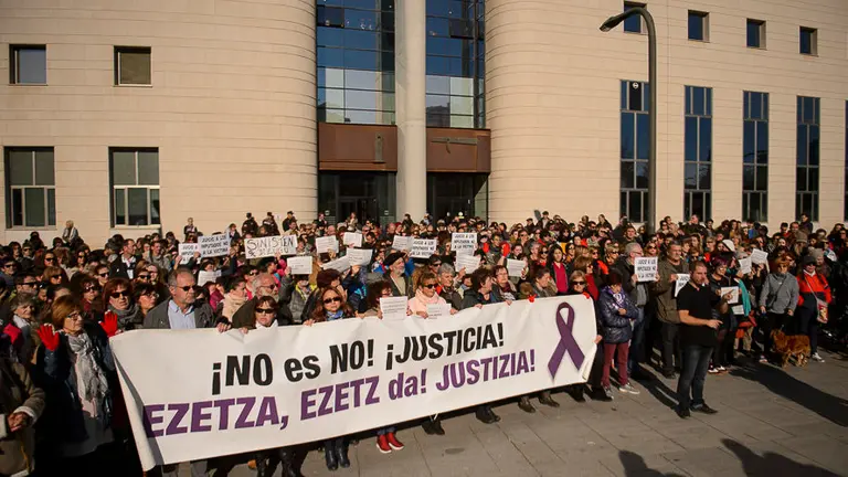 Concentración a la puerta de los Juzgados por el juicio a La Manada. PABLO LASAOSA11