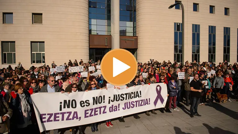 PLAYER Concentración a las puertas de la Audiencia de Navarra.