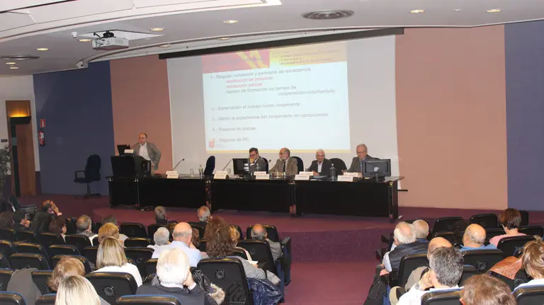 El consejero de Salud, Fernando Domínguez, y el director gerente del SNS, Oscar Moracho, en las jornadas. CEDIDA