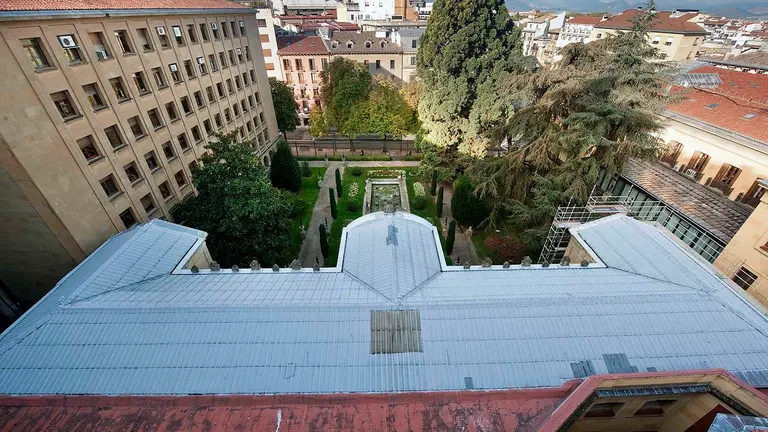 Vista general de la cubierta del antiguo Archivo General de Navarra.