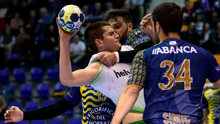 Bazán. El balonmano anaitasuna juega en casa contra el Cangas. MIGUEL OSÉS_6