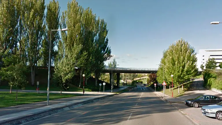 Cruce de la carretera de la Universidad con la calle Fuente del Hierro, en Iturrama. ARCHIVO