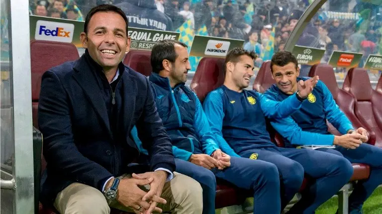 Calleja y Unanua en el banquillo del Villarreal en Kazajistán. Twitter Villarreal.