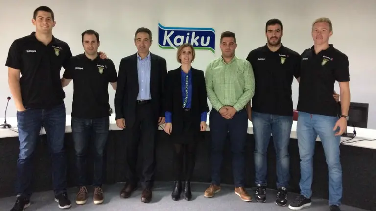 Firma del acuerdo entre Kaiku y la SCDR Anaitasuna. Web Anaitasuna.