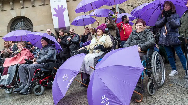 Concentración con paraguas violetas con el lema 'Que no te cale la desigualdad', ' para visibilizar la mayor prevalencia de la violencia en mujeres con discapacidad. IÑIGO ALZUGARAY (9)