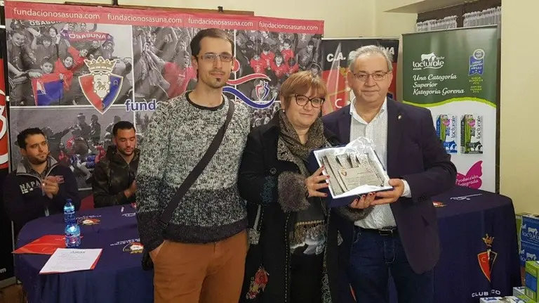 Kati Garralda recibe la placa de Osasuna. Facebook CA Osasuna.