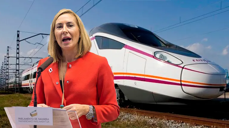 Ana Beltrán junto a un tren de Renfe