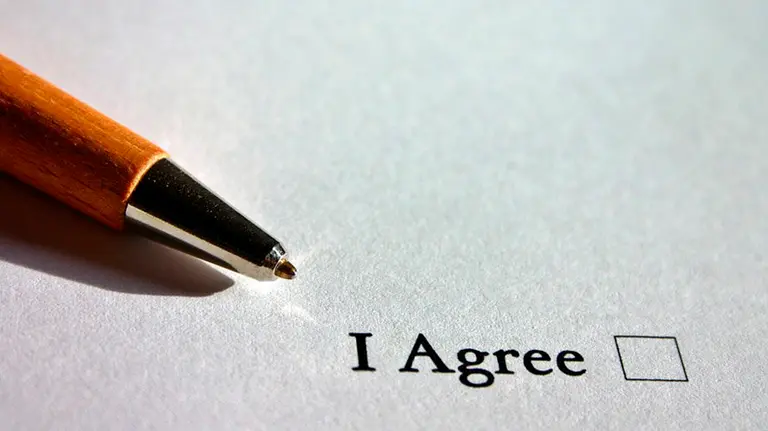 Un papel con un texto en inglés en una imagen de archivo