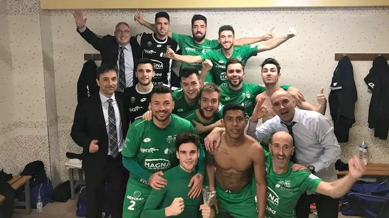 Osasuna Magna en el vestuario tras ganar al Levante UD. Facebook Txuma Sangüesa.