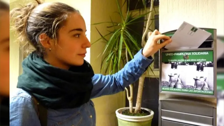 Una alumna de la UNED realiza un donativo