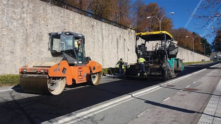 Labores de asfaltado en la Avenida de Aróstegui que conecta Echavacóiz con Pío XII