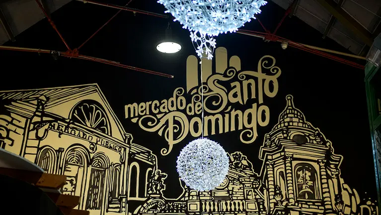 Encendido de las luces navideñas en el mercado de Santo Domingo. MIGUEL OSÉS_5