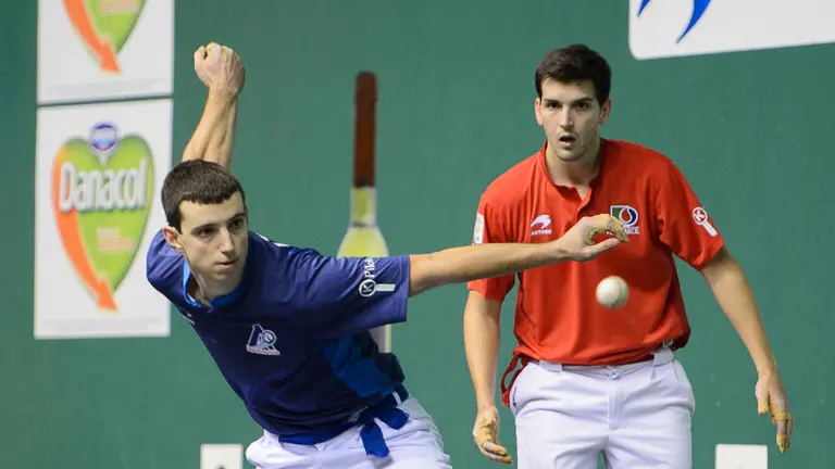 Urrutikoetxea-Galarza se enfrentan a Altuna III-Martija en la primera jornada del Campeonato de Mano Parejas. PABLO LASAOSA02
