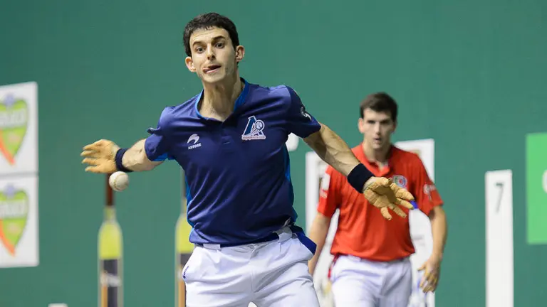 Urrutikoetxea-Galarza se enfrentan a Altuna III-Martija en la primera jornada del Campeonato de Mano Parejas. PABLO LASAOSA03