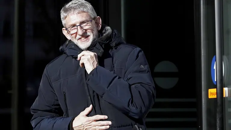 GRAF4087. PAMPLONA (ESPAÑA), 22/11/2017.- Ildefonso Sebastián, letrado designado por el Gobierno de Navarra, que se presenta como acusación contra cinco jóvenes acusados de una supuesta violación de una joven de 18 años en los Sanfermines del 2016 abandona el Tribunal Superior de Justicia de Navarra donde hoy se celebra la octava sesión del juicio con la declaración ante el tribunal de los acusados. Los cinco jóvenes que se encuentran en prisión, están imputados por delitos de agresión sexual, robo violento y contra la intimidad. EFE/Jesús Diges