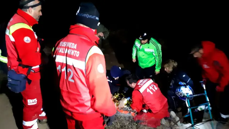 El dispositivo de búsqueda y los sanitarios atienden a la mujer de 85 años que se había perdido en Cascante. EBYS