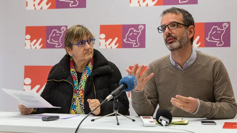 Iñaki Bernal y Marisa de Simón (IU) informan sobre una sentencia judicial que afecta al derecho a la dedicación a la representación política de los trabajadores. IÑIGO ALZUGARAY (15)
