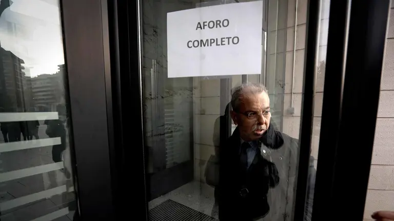 El abogado de uno de los cinco acusados de la violación de Sanfermines del 2016, Juan Canales, a su al Palacio de Justicia de Navarra para la fase final del juicio con la lectura de las conclusiones a puertas abiertas. EFE/ Villar López
