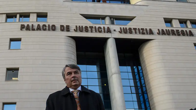 La salida de los abogados tras las primeras conclusiones en el juicio por la supuesta violación grupal de Sanfermines. PABLO LASAOSA (6)