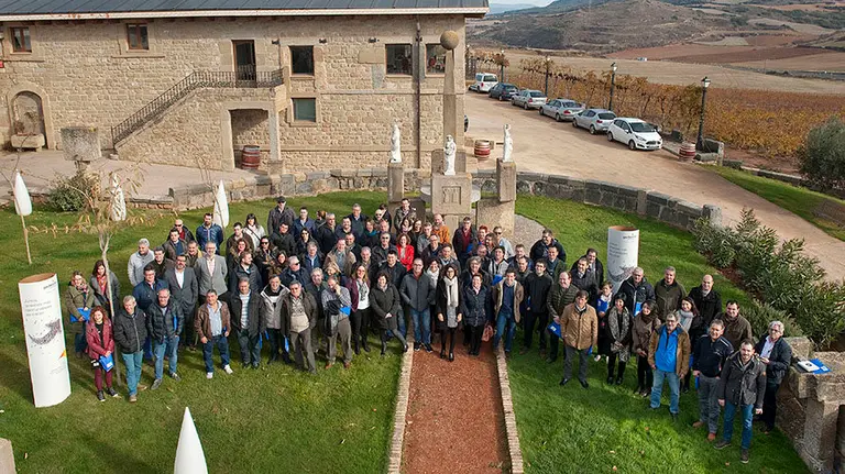 María Miró, directora de Gas Navarra, en el centro, con los profesionales de las empresas instaladoras GNF