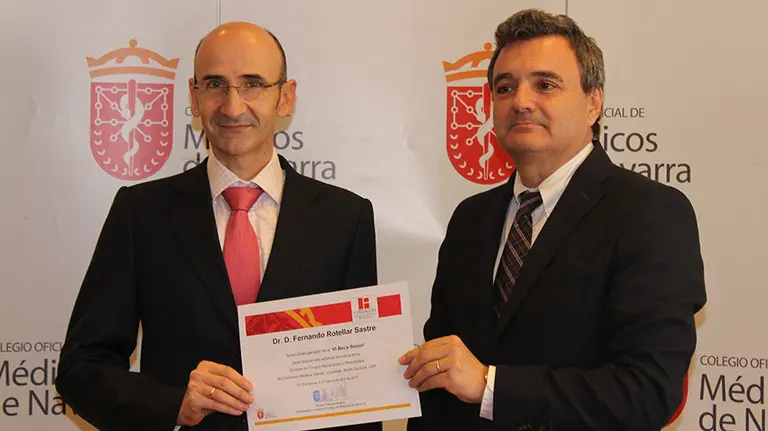 Entrega del cheque al Dr