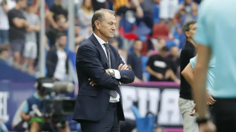 Gianni de Biassi en el banquillo del Alavés. Twitter D. Alavés.