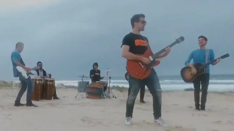 Fotograma de 'Nunca fuimos Ángeles', videclip de La Banda del Carbón